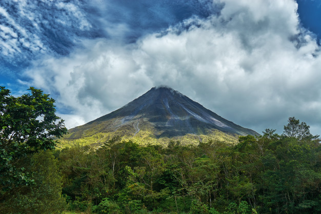 volcan-arenal-la-fortuna-discrict-costa-rica_47289-14